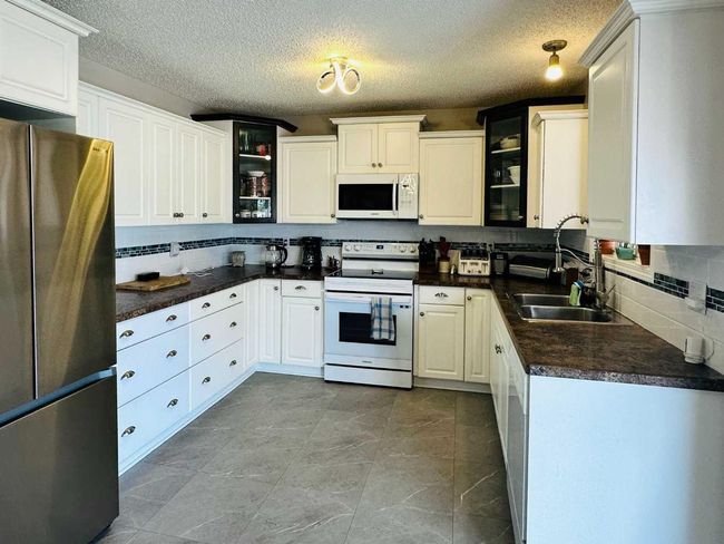 5615 46 Street, House other with 4 bedrooms, 3 bathrooms and 5 parking in Taber AB | Image 10