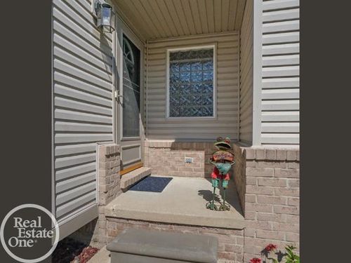53261 Butternut St, Chesterfield, MI, 48051-2756 | Card Image