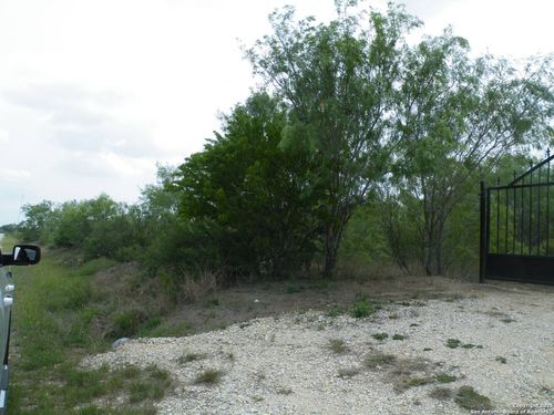 618 County Road 154, Pleasanton, TX, 78064-5604 | Card Image