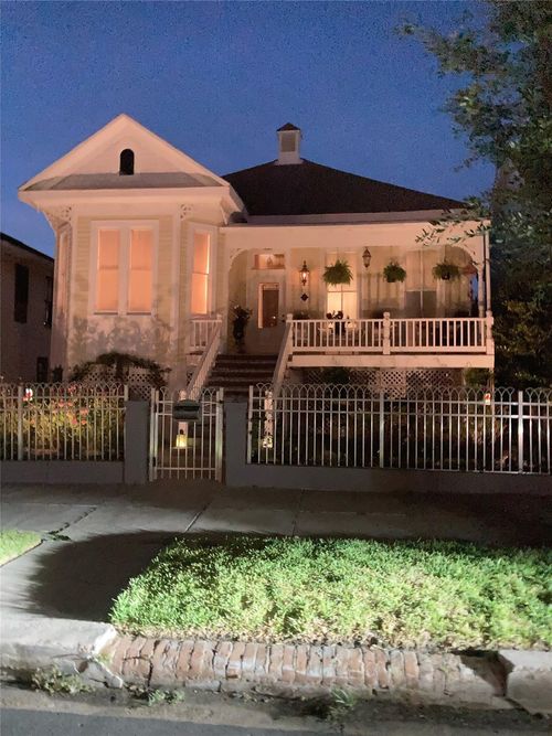 810 Winnie Street, Galveston, TX, 77550 | Card Image