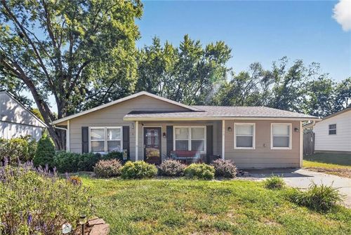 319 Holiday Dr, Lansing, KS, 66043-1245 | Card Image