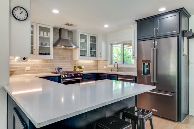 Kitchen is great to family living and entertaining! | Image 17