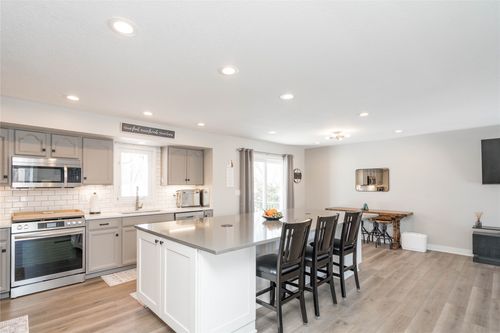 3928 Mary Lynn Dr, Urbandale, IA, 50322-2155 | Card Image