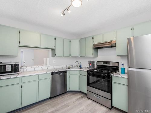 31 Winchester Ave, Peekskill, NY, 10566-6802 | Card Image