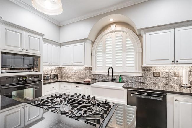 402 Cs Harmon Rd, Home with 4 bedrooms, 4 bathrooms and 2 parking in Hankamer TX | Image 15