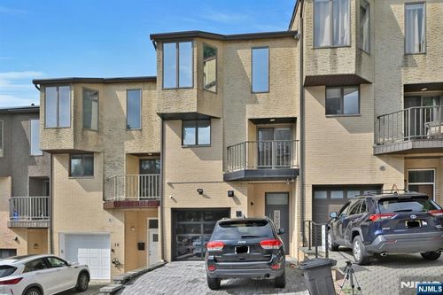 20 Veterans Way, Edgewater, NJ, 07020-1553 | Card Image
