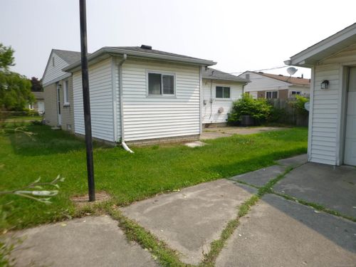 20110 Stafford St, Clinton Township, MI, 48035-4061 | Card Image