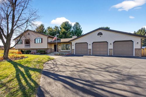 7009 Barber Cir, West Bend, WI, 53090-9087 | Card Image