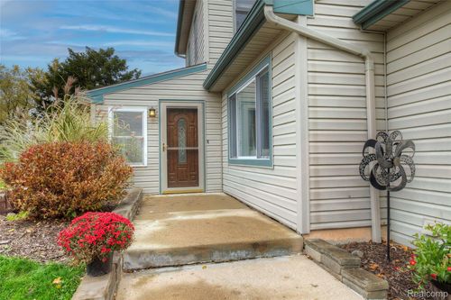 212 Hillcroft Dr, Walled Lake, MI, 48390-3519 | Card Image