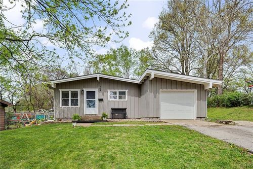 706 Brown St, Liberty, MO, 64068-2205 | Card Image