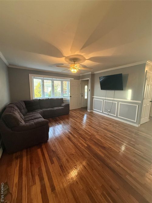 152 Gracie Dr, Babylon, NY, 11703-3223 | Card Image