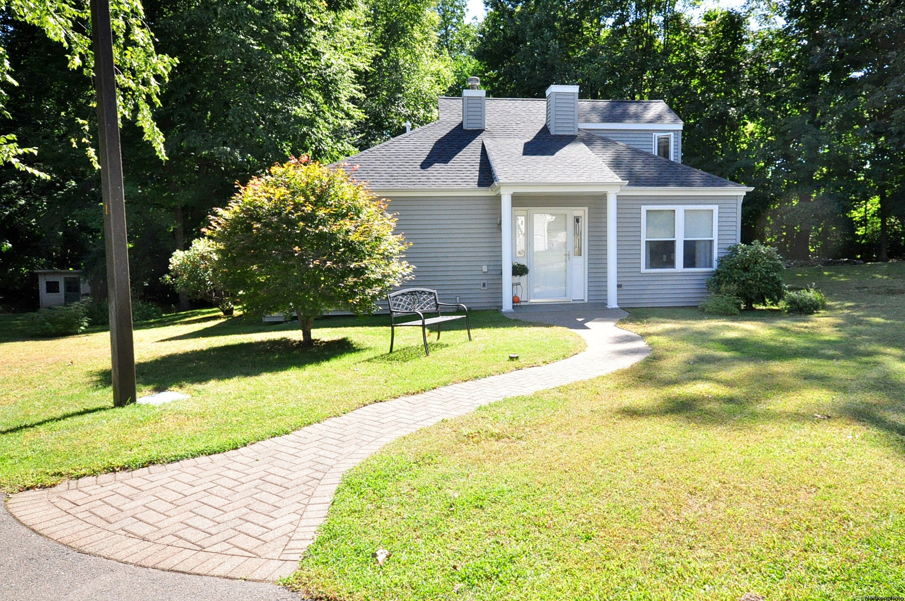 Chatham Ln, Bristol, CT 06010
