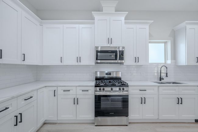 Gas range and electric oven combine convenience and precision cooking | Image 20