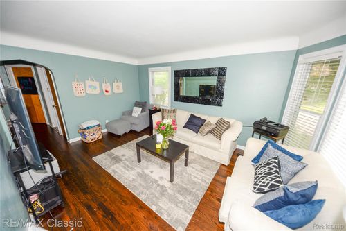 851 Flowerdale St, Ferndale, MI, 48220-1886 | Card Image