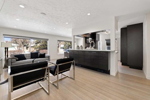 38 Westwood Dr Sw, Calgary, AB, T3C2V7 | Card Image