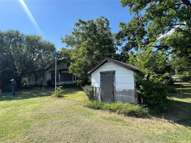 View of yard featuring a storage shed | Image 13