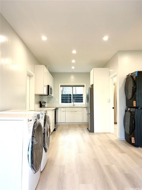 3323 Castle St, Honolulu, HI, 96815-3830 | Card Image