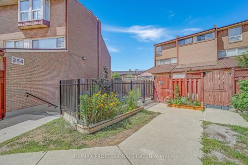 133-256 John Garland Blvd, Etobicoke, ON, M9V1N8 | Card Image