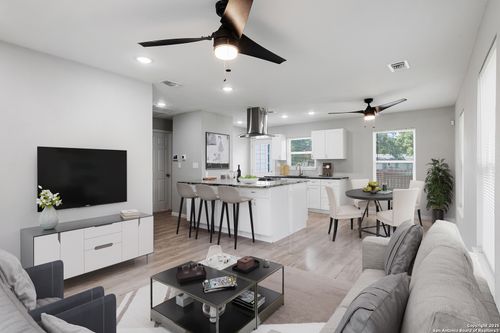 322 Glamis Ave, San Antonio, TX, 78223-1810 | Card Image