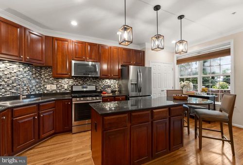 325 Helmuth Ln, ALEXANDRIA, VA, 22304-8668 | Card Image