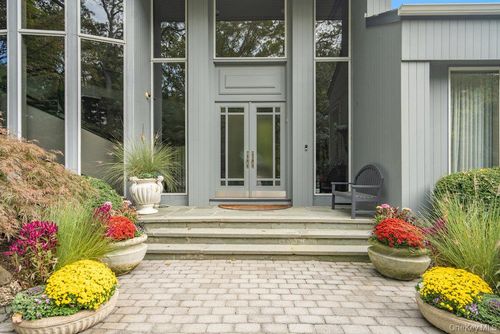 8 Forest Ct, Syosset, NY, 11791-1119 | Card Image