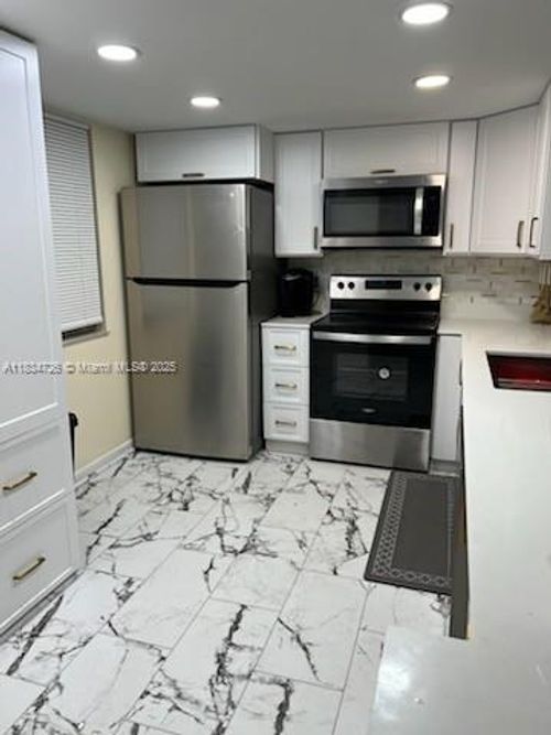 apt-204-424 Se 10th St, Dania Beach, FL, 33004-4551 | Card Image