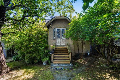 415 Seventh St, New Westminster, BC, V3M3L2 | Card Image