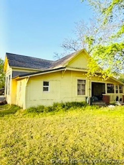 213 W Pine St, Coweta, OK, 74429-2103 | Card Image