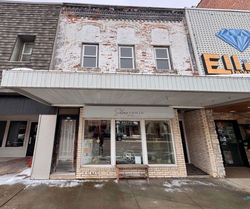 33 W Main St, Waukon, IA, 52172-1669 | Card Image