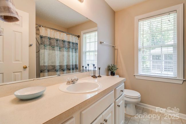 Shared Bath | Image 17