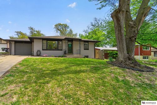 330 S 38th Street, Lincoln, NE, 68510 | Card Image