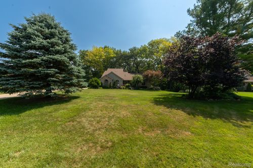 6939 W Ridge Dr, Brighton, MI, 48116-8867 | Card Image