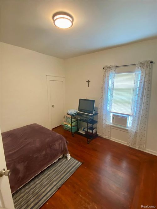 160 W 4th St, Imlay City, MI, 48444-1043 | Card Image