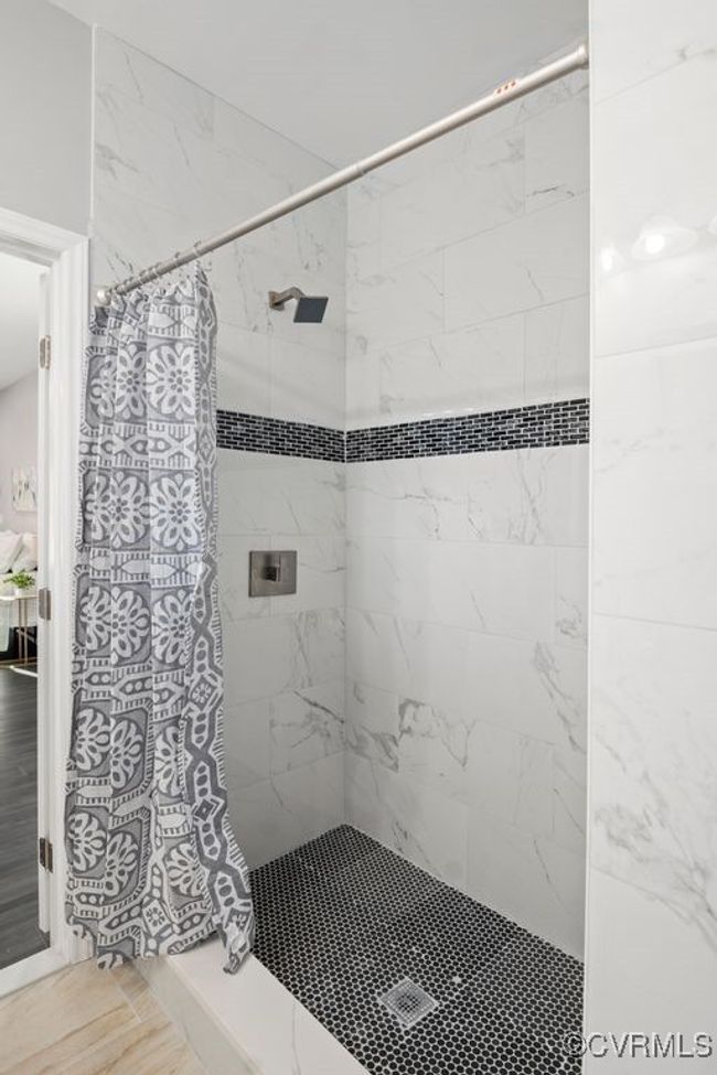 Tile shower | Image 13