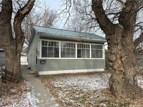 1042 Coteau St W, Moose Jaw, SK, S6H5G4 | Card Image
