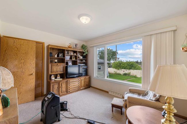 8 Foley Road Se, House other with 3 bedrooms, 1 bathrooms and 3 parking in Calgary AB | Image 17