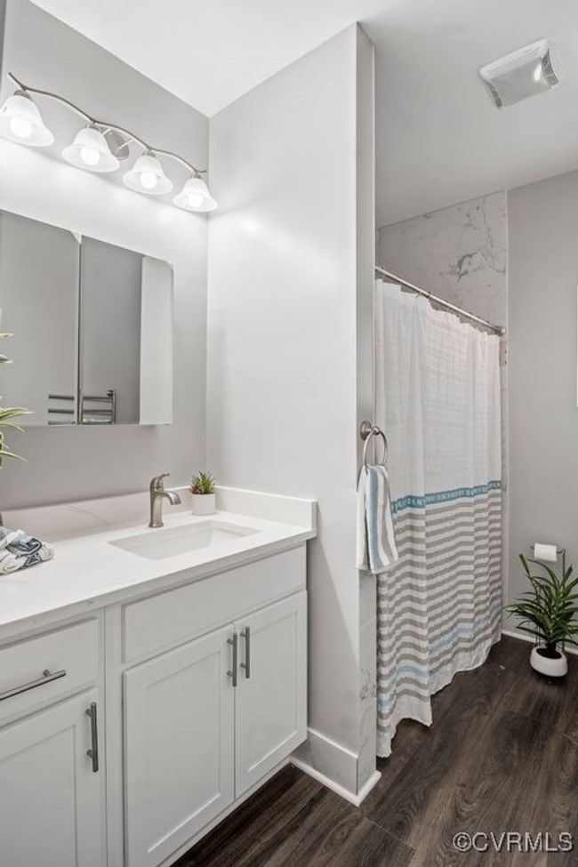 Hall bathroom with tiled shower/tub combo | Image 19