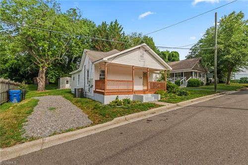 413 Junction St, Mount Airy, NC, 27030-3803 | Card Image