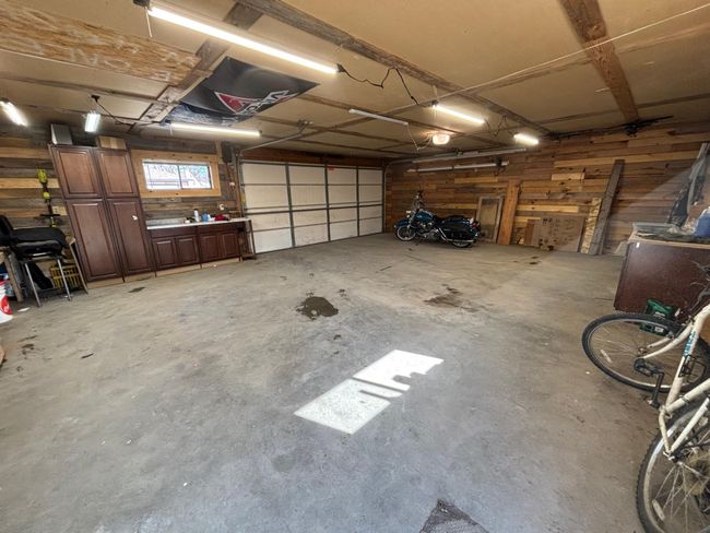 Oversized 2 car garage with work bench | Image 27