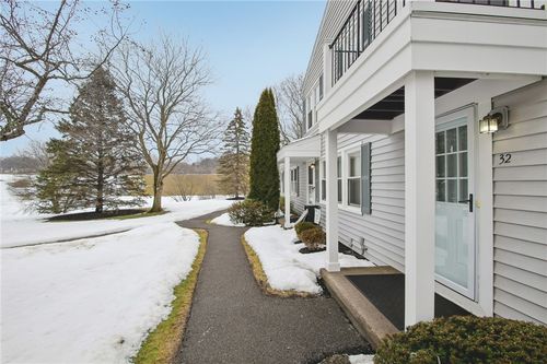 32 Arrowhead Way N, Fairport, NY, 14450-3304 | Card Image