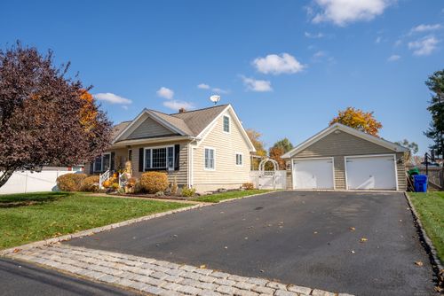 17 Saint Thomas St, Enfield, CT, 06082-3038 | Card Image