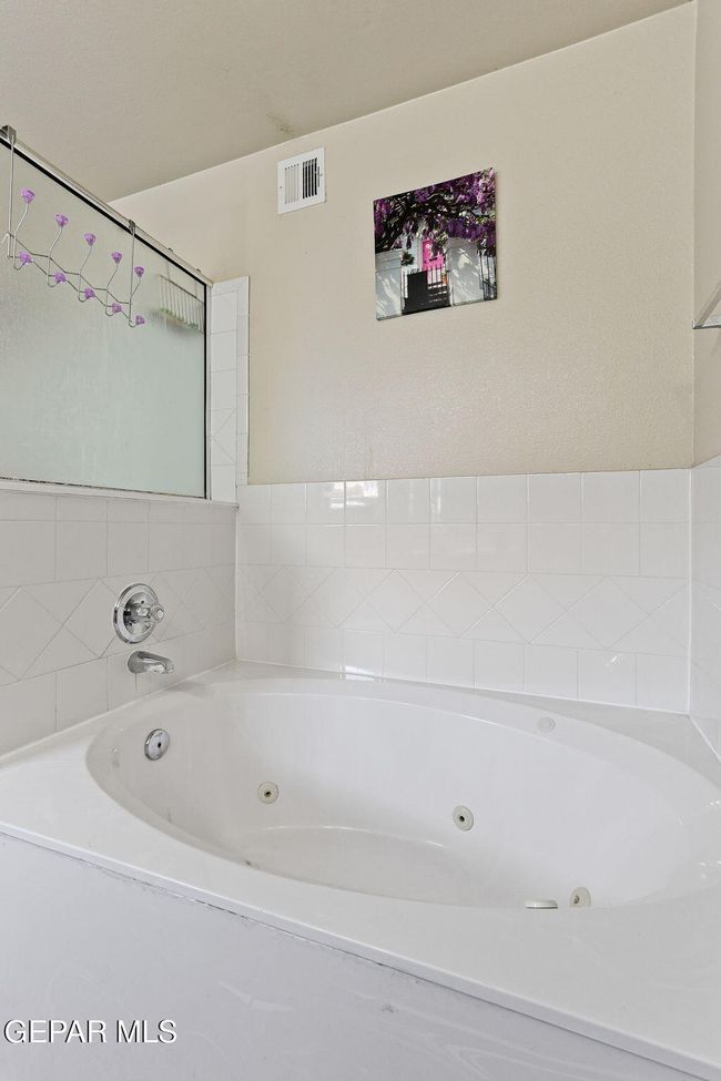 Jetted Tub | Image 19