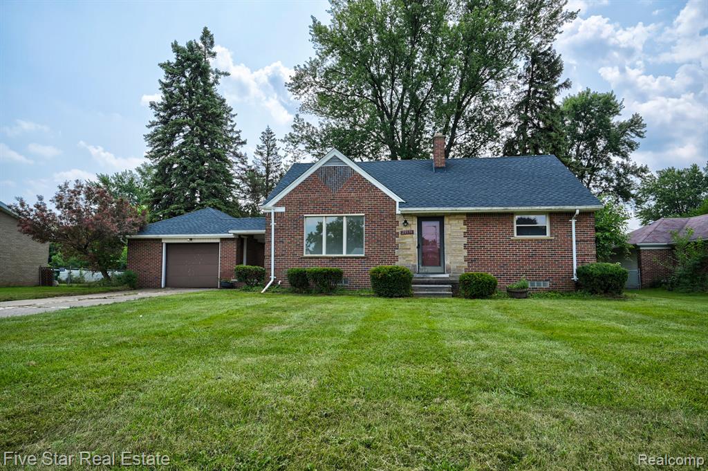 Maplewood St, Garden City, MI 48135
