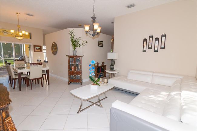 885 - 885 Tanglewood Cir, House other with 3 bedrooms, 2 bathrooms and null parking in Weston FL | Image 4