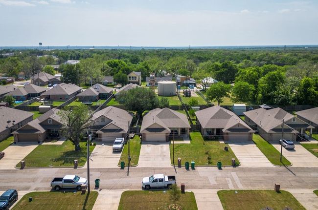 310 N Bermuda St, House other with 3 bedrooms, 2 bathrooms and null parking in Lacy Lakeview TX | Image 4
