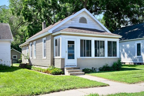 617 W Howard St, Winona, MN, 55987-2774 | Card Image
