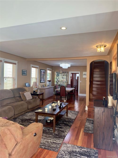 7842 64th Ln, Glendale, NY, 11385-6817 | Card Image