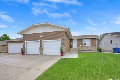 15 Marigold Cres, House with 4 bedrooms, 3 bathrooms and 4 parking in Moose Jaw SK | Card Image