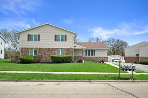 1605 Vogt Dr, West Bend, WI, 53095-8542 | Card Image