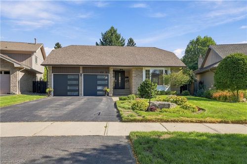 2390 Sinclair Cir, Burlington, ON, L7P3C3 | Card Image